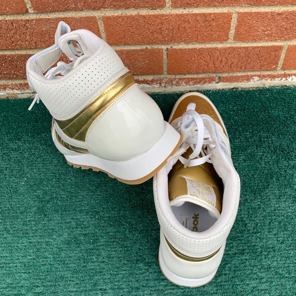 REEBOK Men’s GOLD Foil Edition Metallic Fit Sneakers - Picture 10 of 13